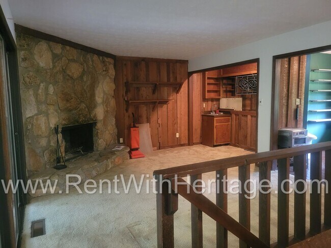 Building Photo - Charming Cabin Style Home on 1.3 Acres / F...