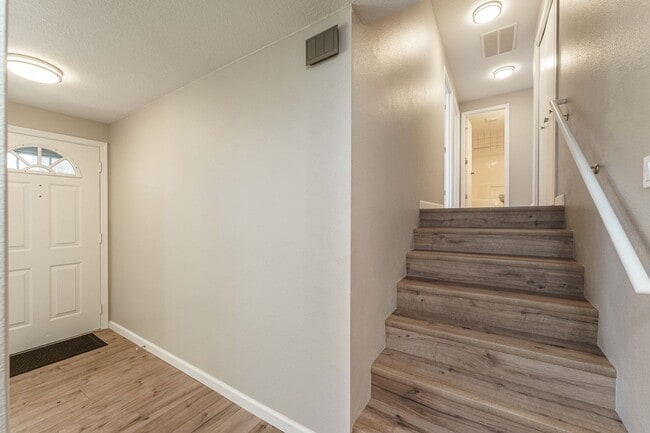 Building Photo - Recently Updated and Move In Ready 3 Bedro...