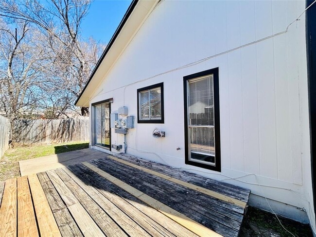 Building Photo - 1502 No Mor Cove