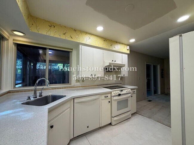 Building Photo - 13540 SW Hyland Park Ct