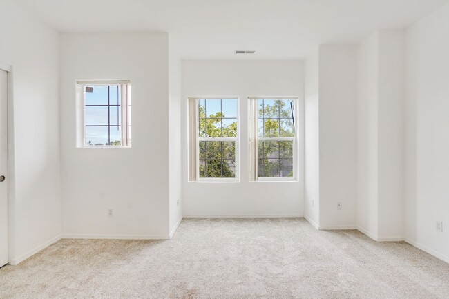 Building Photo - 3 bed, 3.5 bath townhouse in McKenzie Ridg...