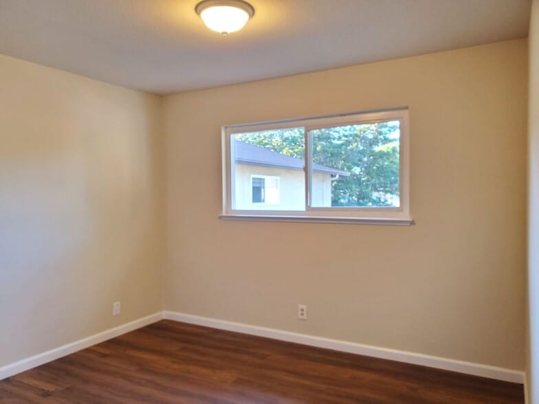 Building Photo - 3220 Williamsburg Dr