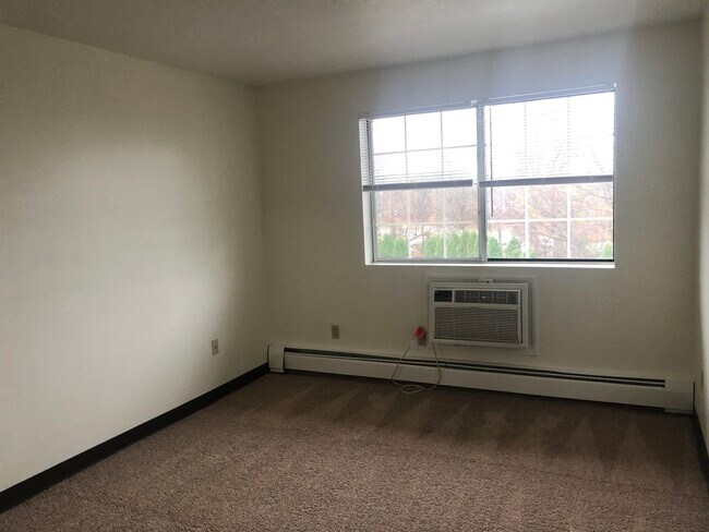 Building Photo - 383 Huse Rd