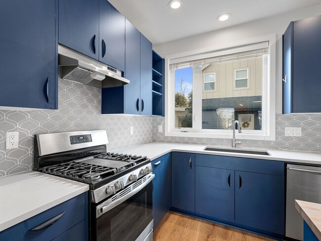 Building Photo - 4 bed/3.5 Bath Townhouse in Richmond Neighborhood, SE Portland