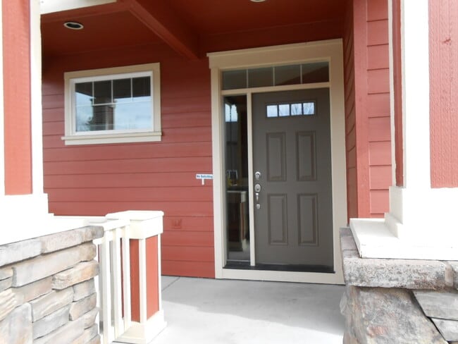 Building Photo - VIDEOTOUR: Stunning Home with Lots of Spac...