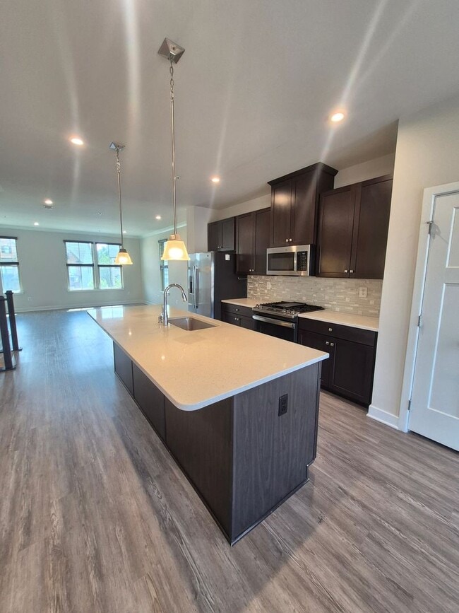Building Photo - BEAUTIFUL END UNIT TOWNHOME IN NEW MARKET