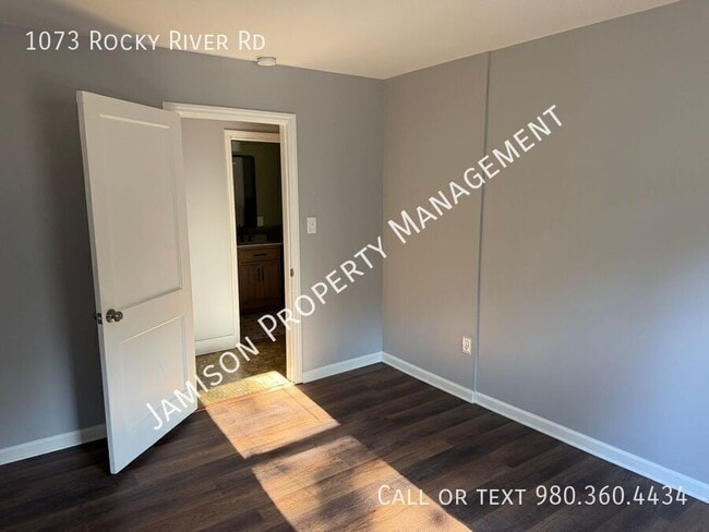 Building Photo - 1073 Rocky River Rd