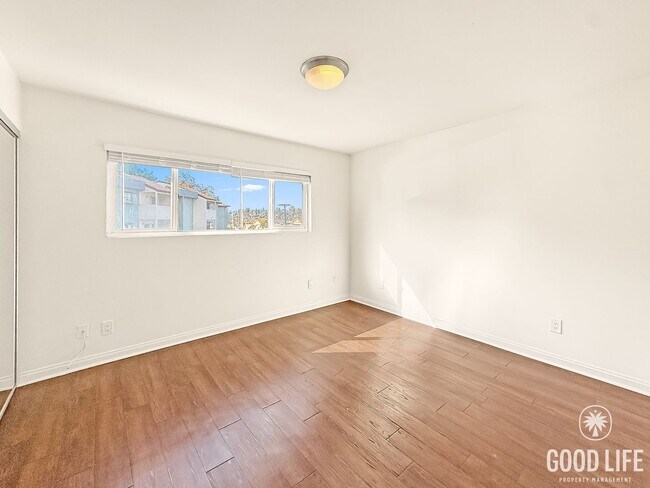 Building Photo - Updated 2BR/1.5BA Condo in Spring Valley Available Now!