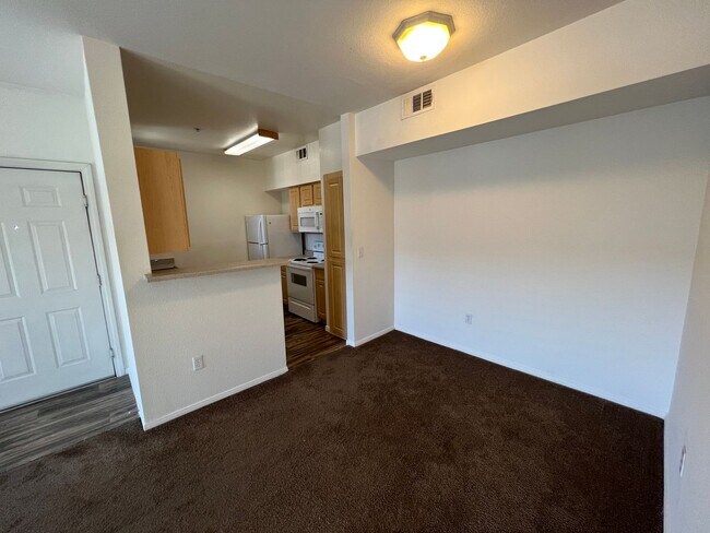 Building Photo - Awesome 1bed/1bath condo located in Centennial Hills