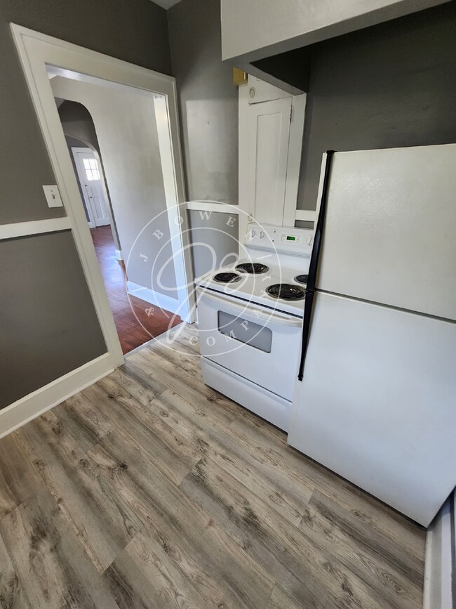 Building Photo - Charming Upper Duplex ready for you to cal...