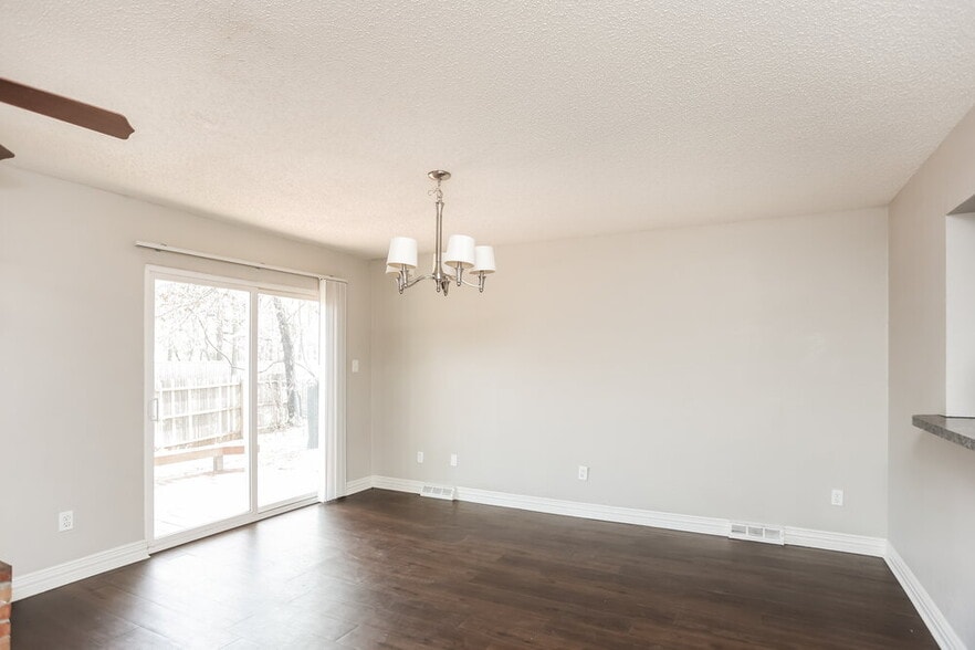 Building Photo - 6001 Farmingdale Dr