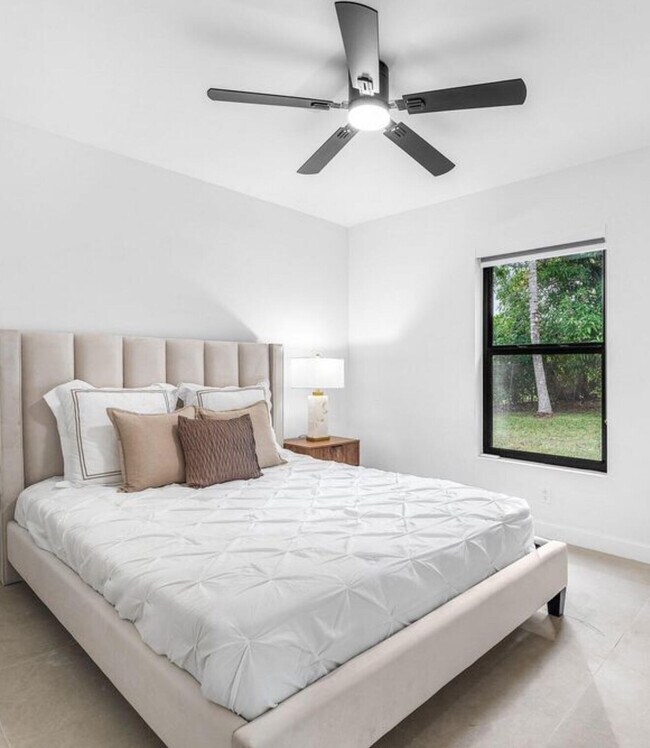 Building Photo - 608 SE 2nd Ave