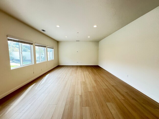 Building Photo - Beautiful 5Bd/3.5Ba Home in Cul-de-Sac in Riverside w/new Turf Back Yard and New Carpet!