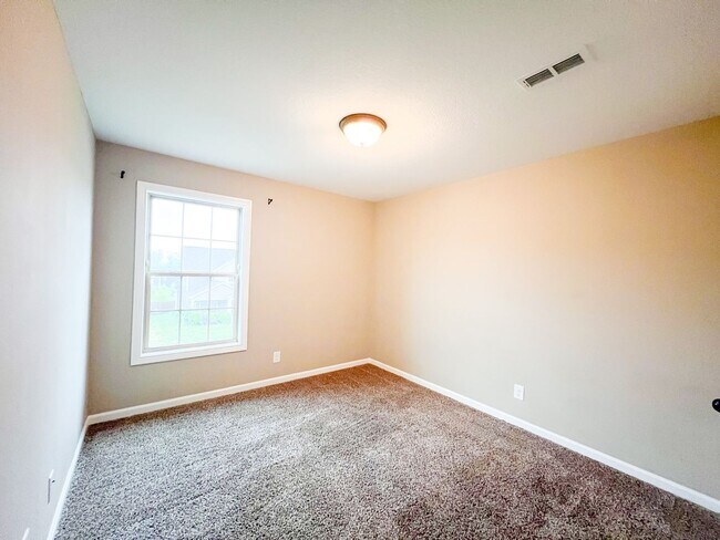 Building Photo - 4 Bedroom 3 Bathroom Home