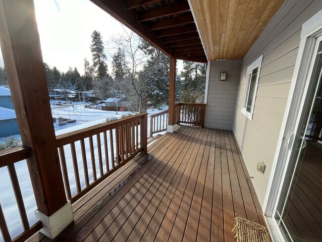 Building Photo - Spacious 3 Bed/3.5 Bath Home with Two Prim...