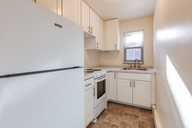 Studio - 400SF - Kitchen - 3520 Grand Ave S