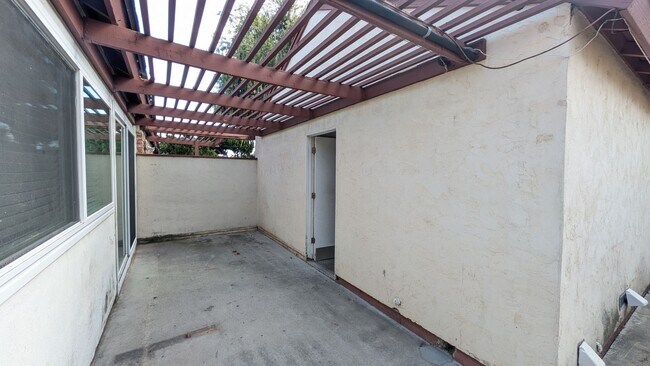 Building Photo - Move In Special!!!   Refreshed Single Level Home