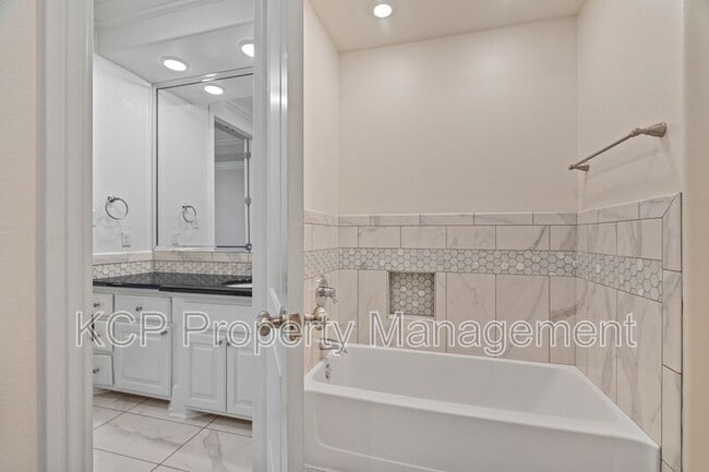 Building Photo - 17 Jeffrey Way