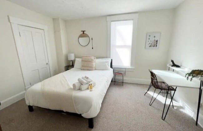 Building Photo - 1119 E Fulton St