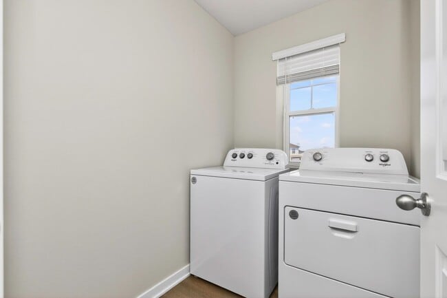 Building Photo - MODERN COMFORT!! 3 Bedroom, 3 Bathroom Townhome in Urbandale!