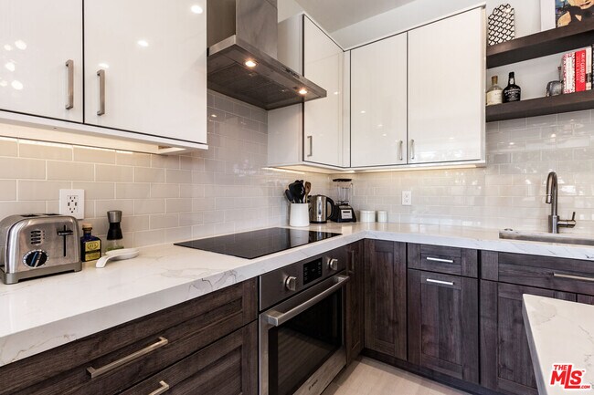 Building Photo - 838 N Doheny Dr