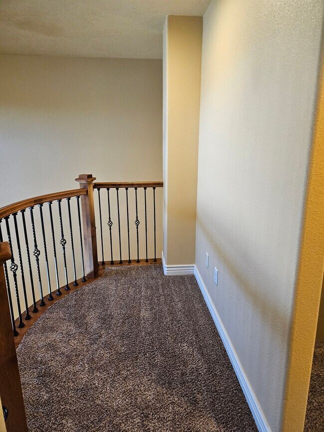 Building Photo - 3/2.5 in Boise-2 Car Garage, Fireplace, Vaulted Ceilings, Landscaping Included.
