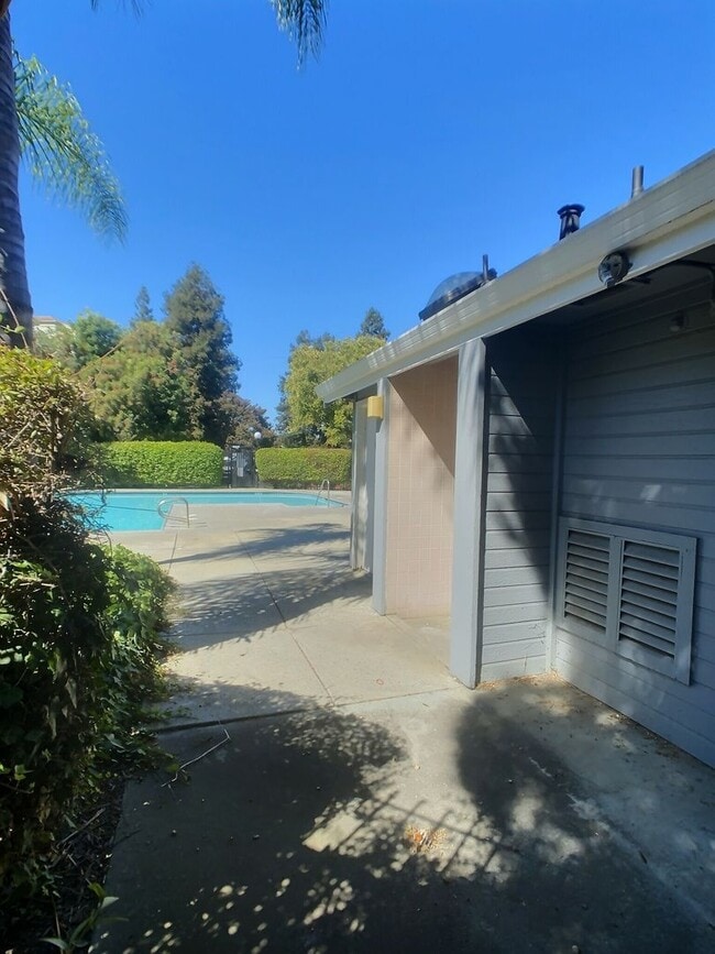 Building Photo - Updated 2 Bedroom /2 Bath Condo in New Hor...