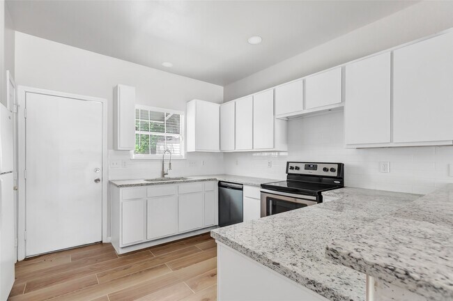 Building Photo - 10445 Wicklowe St