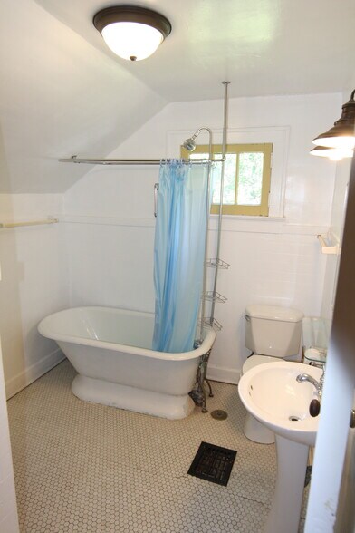 Building Photo - 5623 Winthrop Avenue