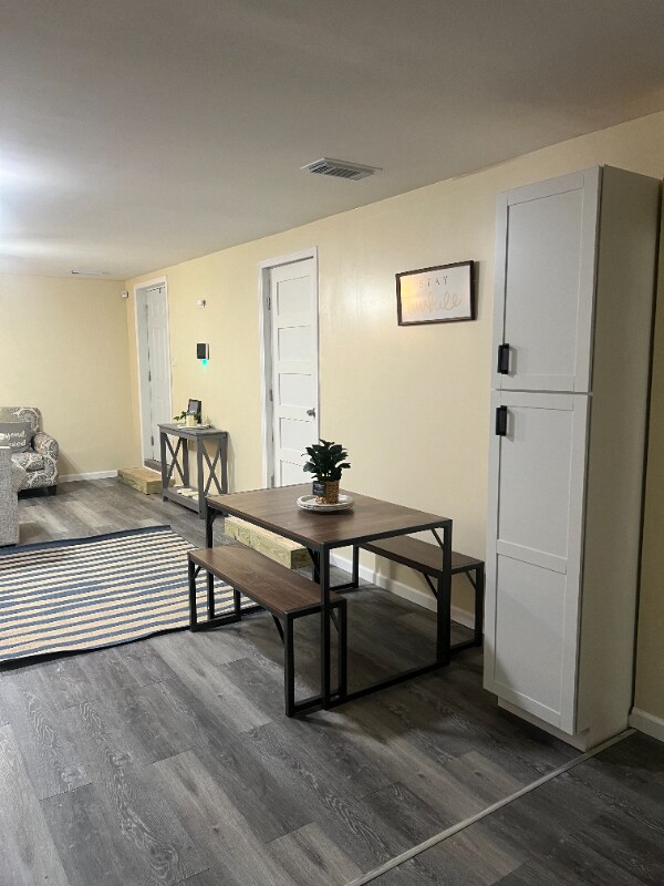 Building Photo - 2890 Parkwood Rd