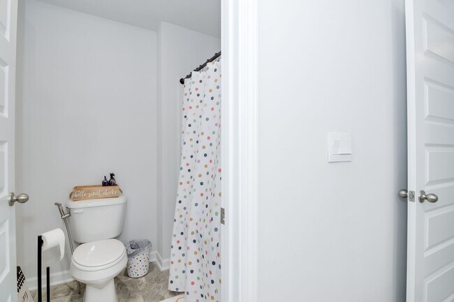 Building Photo - Beautiful 5 Bedroom 3 Bath