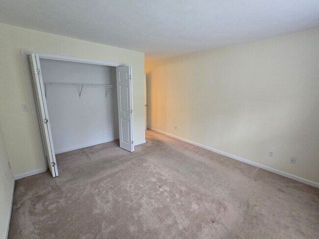 Building Photo - Charming Townhome in Park Forest Village -...