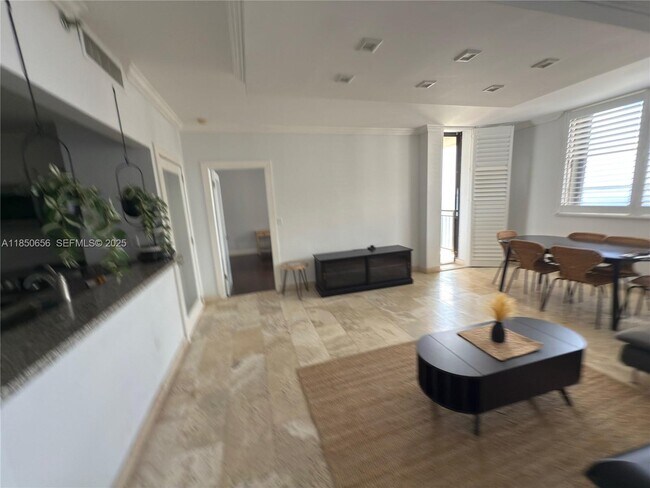 Building Photo - 540 Brickell Key Dr