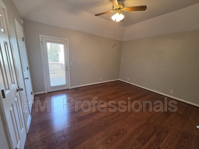 Building Photo - 2426 Bennington Dr