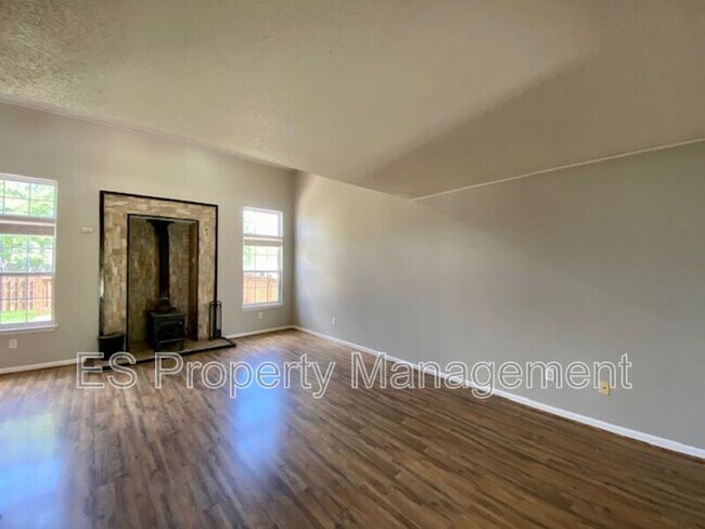Building Photo - 15382 Ten Point Dr