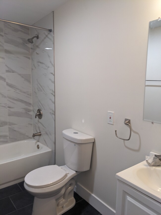 Unit 6 Bathroom - 518 N State St