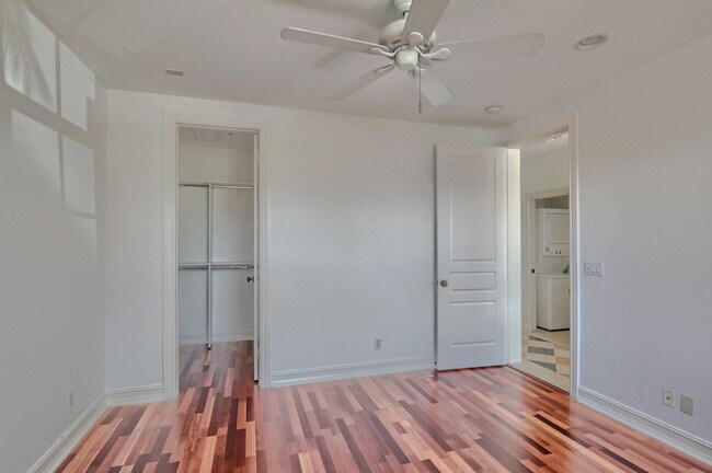 Building Photo - 343 Flamingo Dr