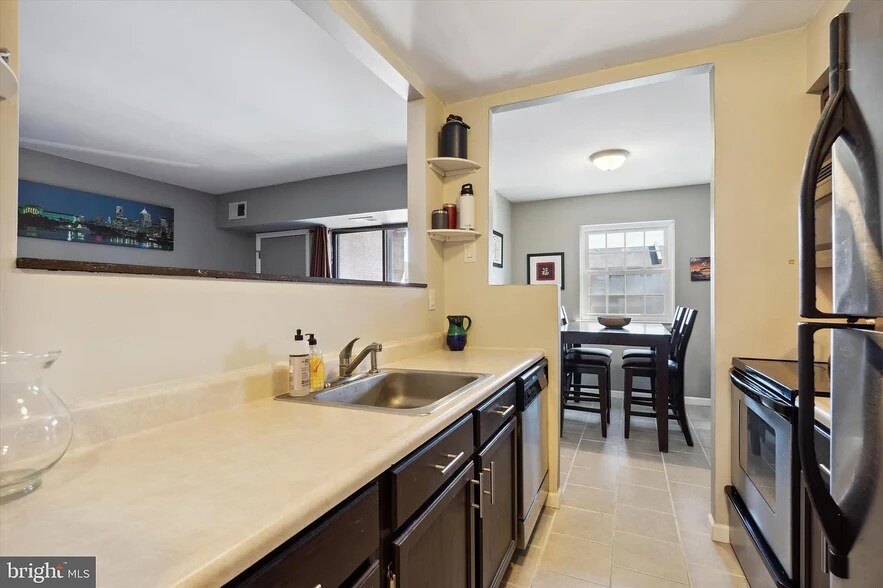 Building Photo - 2319 Pond View Dr