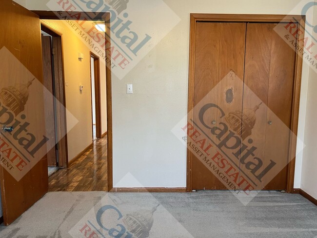 Building Photo - Charming 3 Bedroom