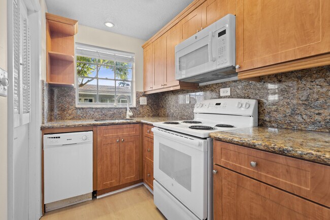 Building Photo - 1965 SE 5th Ct