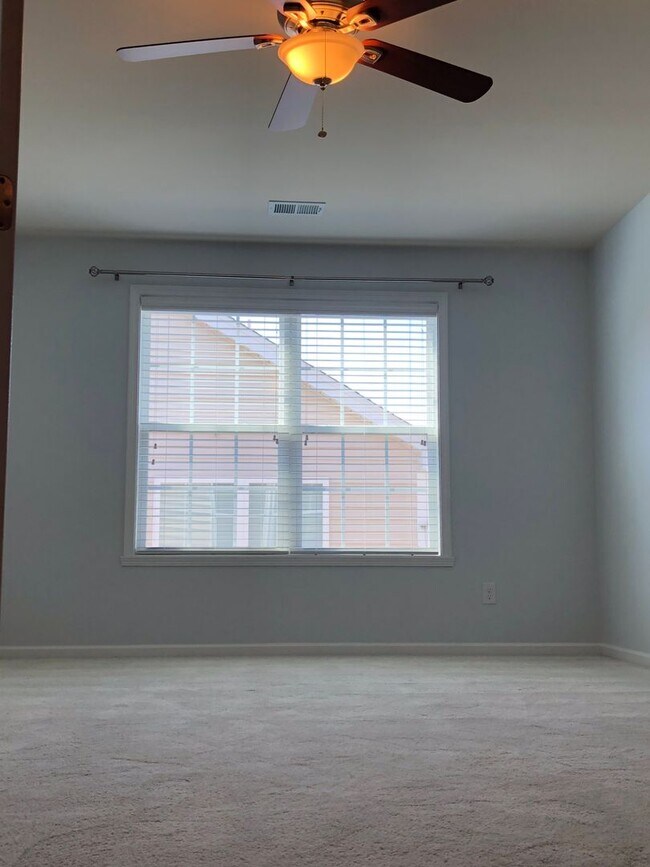 Building Photo - Stunning 3 bedroom, 2 1/2 bath 2 story home