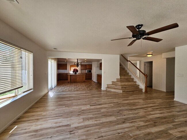 Building Photo - Massive and Expansive 5 Bedroom Green Vall...
