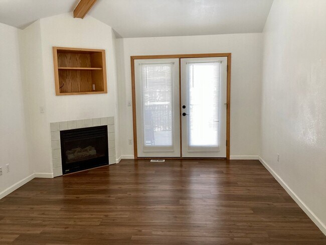 Building Photo - 3 Bed 2.5 Bath Town Home in Running Y - Ac...