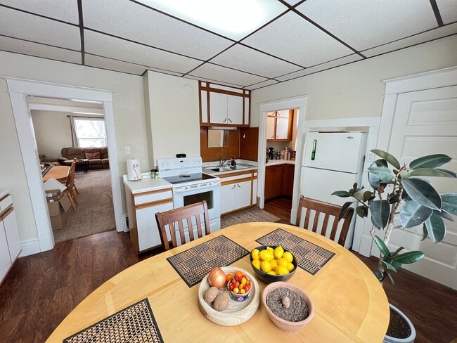 Building Photo - AVAILABLE AUGUST 1 - Spacious 3+ Bedroom Home