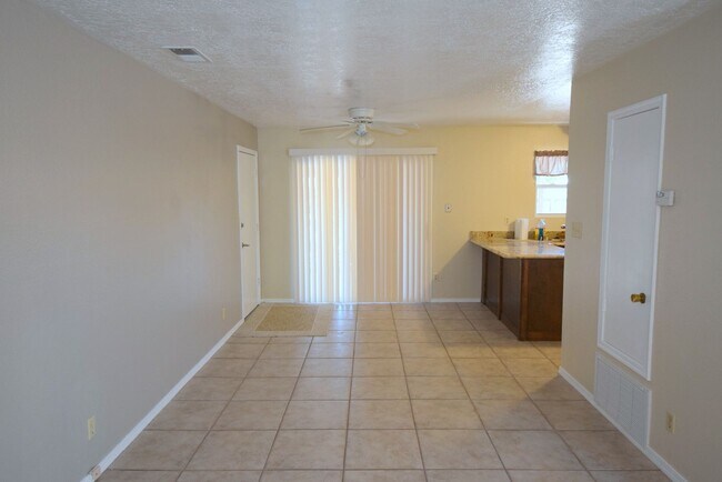 Building Photo - 3 bed 2 bath 2cg in SE Rio Rancho