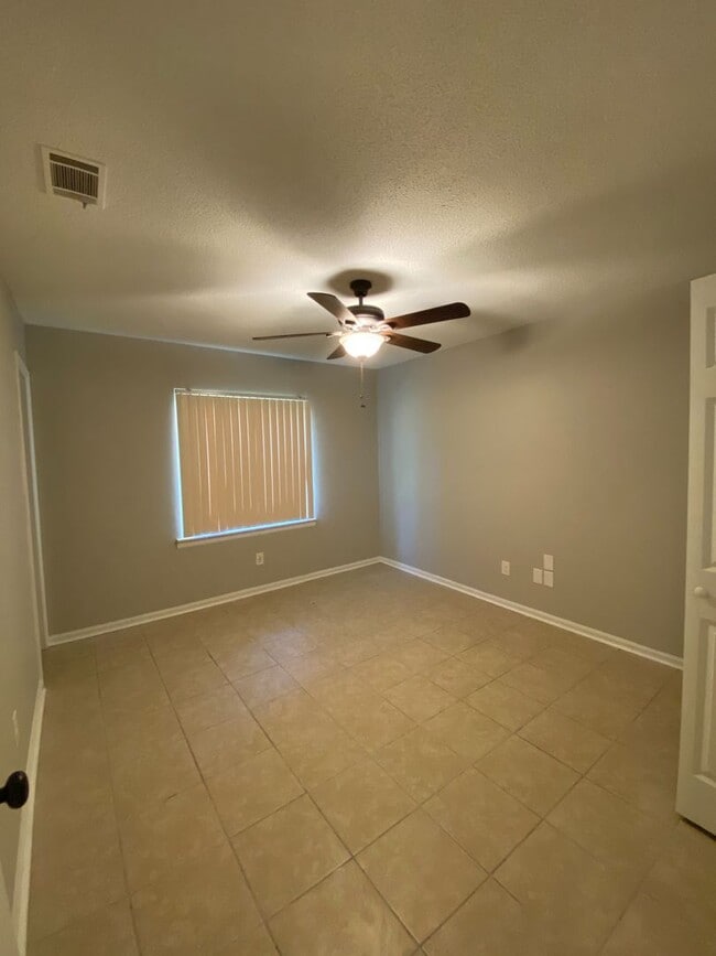 Building Photo - 239 Pointe S Dr
