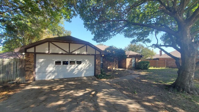 Building Photo - Spacious Desoto home