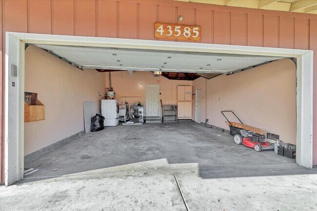 Building Photo - 43585 Montrose Ave