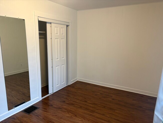 Building Photo - 10 N Greenleaf St
