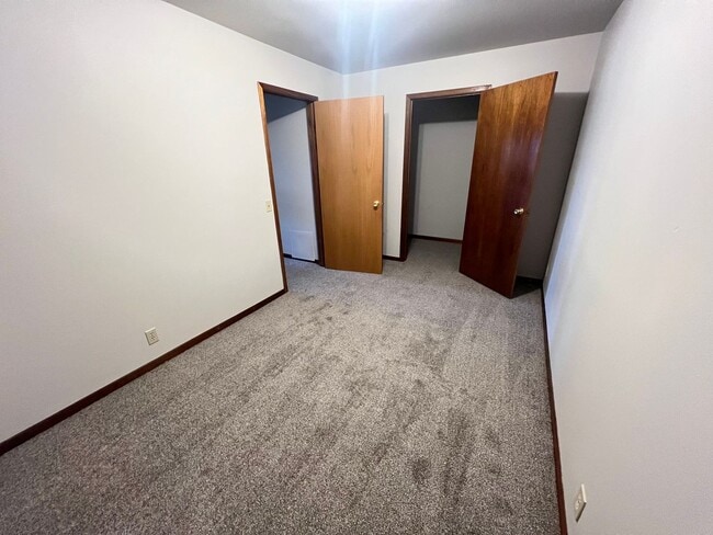 Building Photo - One Bedroom Apartment With Office Space